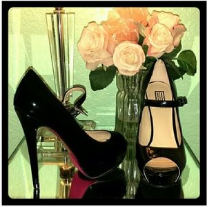Black pumps